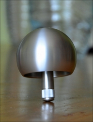 Stehauf-Kreisel XL aus Aluminium. 